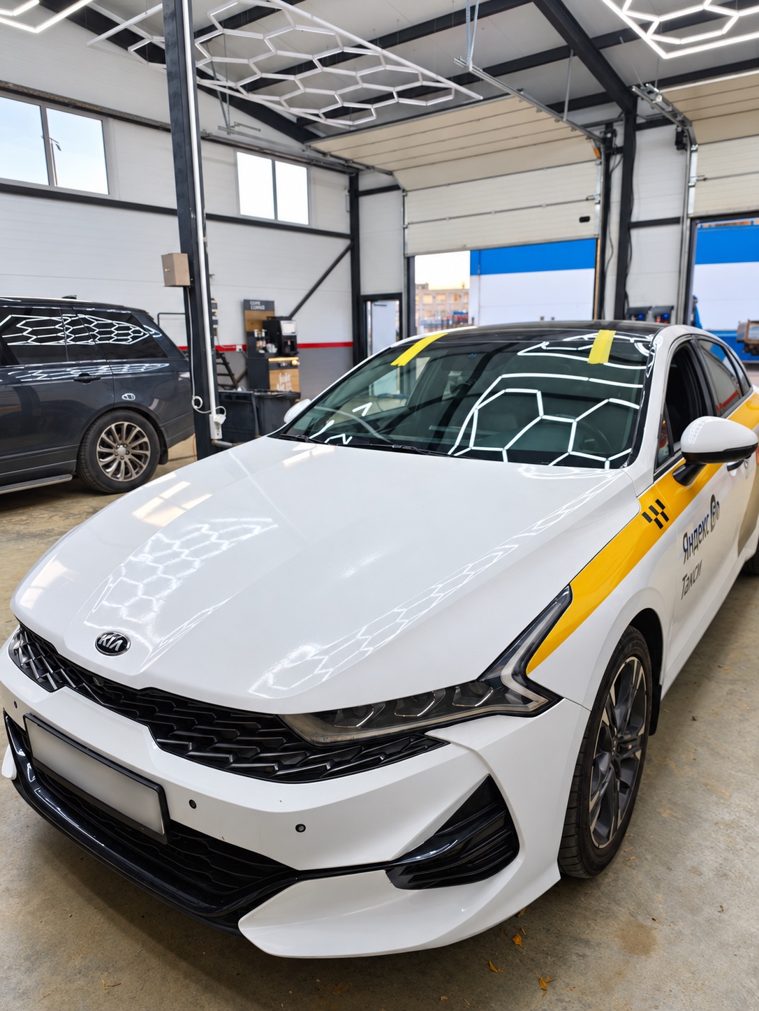 Kia K5 после замены разбитого лобового стекла; номер скрыт