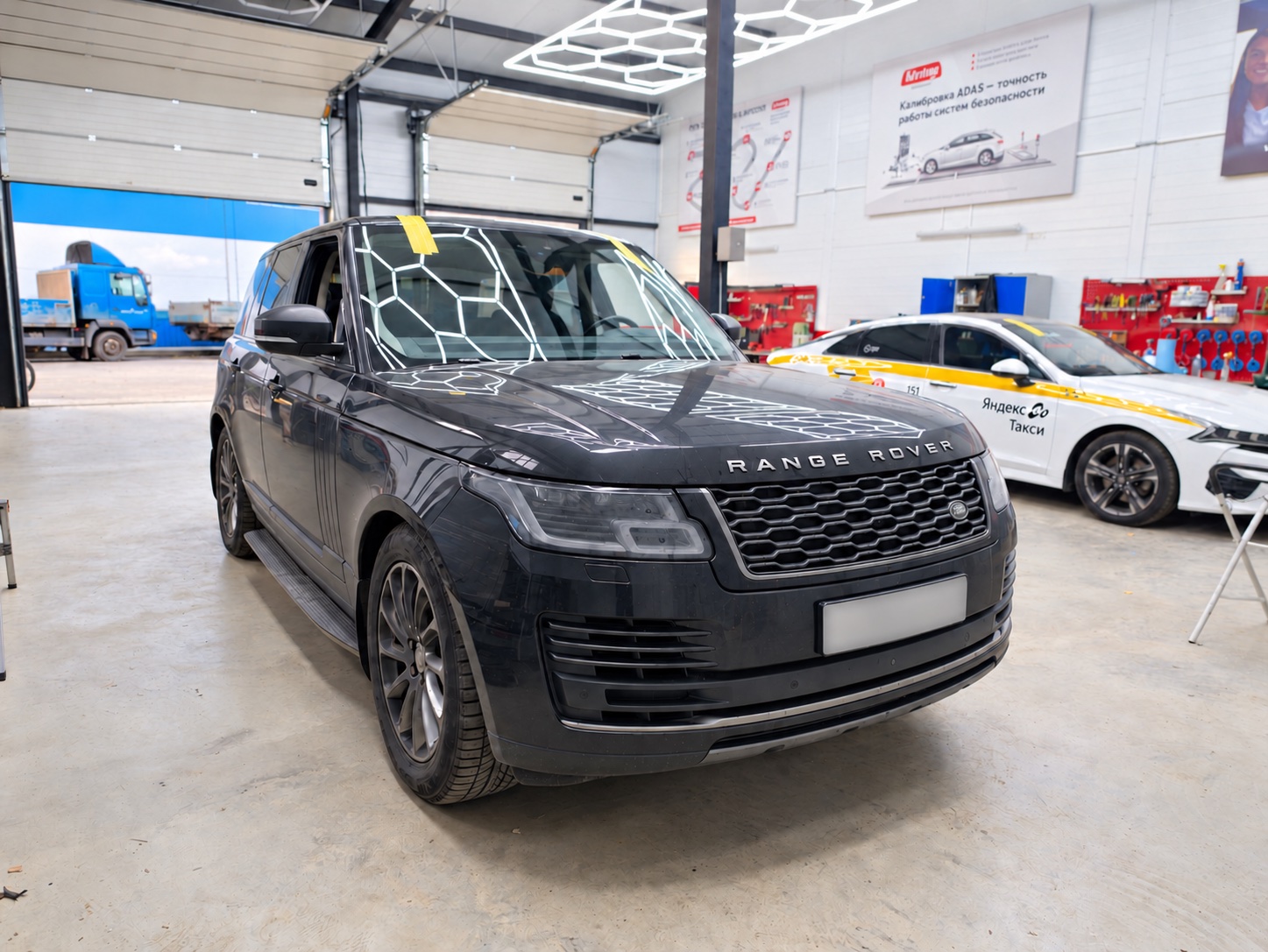 Range Rover Sport после замены разбитого лобового стекла; номер скрыт